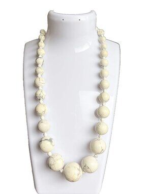Vintage 1960s Graduated Howlite Beaded Necklace White Princess Length 18"